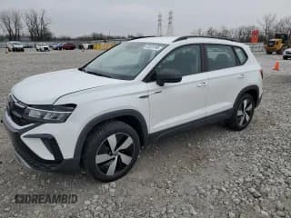 ✅ 2024 Volkswagen Taos S • VIN: 3VV8X7B28RM127452 • Лот: 93529795. Опубликован ранее на Copart с пробегом 9 292 миль. Бесплатный доступ к архиву аукционных продаж из США и подробный отчёт об истории автомобиля на DreamBid. Изображение 1.