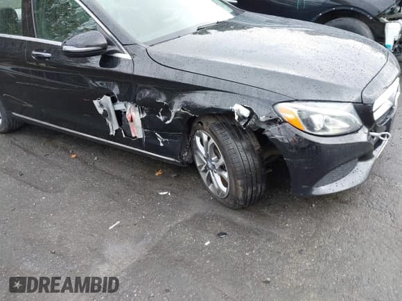 ✅ 2017 Mercedes-Benz C 300 • VIN: 55SWF4KB5HU191862 • Lot: 43571700. Wystawiony na IAAI z przebiegiem 135 236 mil. Bezpłatny archiwum sprzedaży aukcyjnych z USA i szczegółowy raport historii pojazdu na DreamBid. Zdjęcie 6.