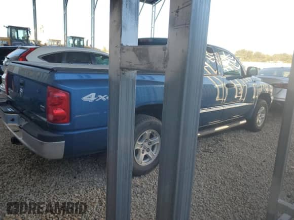 2006 Dodge Dakota SLT с VIN 1D7HW48N16S704445, выставлен на аукционе Copart как лот 73714614 с пробегом 128 585 миль миль и Чистый • Clean title. История ставок и продаж доступна на DreamBid. Изображение 3.