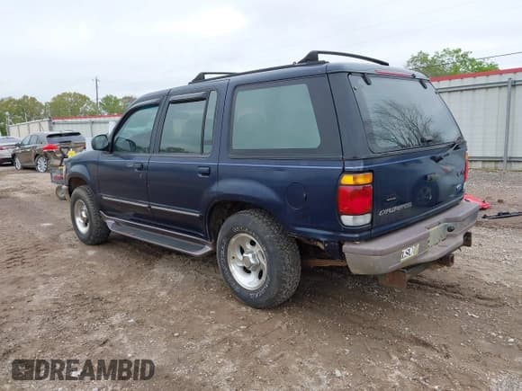 ✅ 1995 Ford Explorer Eddie Bauer • VIN: 1FMDU32X2SUB15613 • Lot: 41863671. Listed on IAAI with 121,584 mi. Free auction sales archive from the USA and detailed vehicle history report at DreamBid. Image 3.