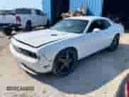2013 Dodge Challenger SXT z VIN 2C3CDYAG1DH607722, wystawiony jako Copart lot #75570584 z przebiegiem 130 922 mil mil oraz Czysty tytuł • Clean title. Historia ofert i sprzedaży dostępna na DreamBid. Obrazek 2.