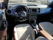 ✅ 2017 Volkswagen Beetle S • VIN: 3VW517AT4HM813481 • Lot: 72100125. Wystawiony na Copart z przebiegiem 81 575 mil. Bezpłatny archiwum sprzedaży aukcyjnych z USA i szczegółowy raport historii pojazdu na DreamBid. Zdjęcie 8.