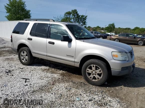 ✅ 2006 Ford Explorer XLS • VIN: 1FMEU72E86UB48373 • Lot: 55257105. Wystawiony na Copart z przebiegiem 247 077 mil. Bezpłatny archiwum sprzedaży aukcyjnych z USA i szczegółowy raport historii pojazdu na DreamBid. Zdjęcie 4.
