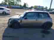 2013 MINI Hardtop с VIN WMWSU3C50DT677525, выставлен на аукционе IAAI как лот 43351618 с пробегом 111 310 миль миль и . История ставок и продаж доступна на DreamBid. Изображение 6.