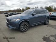 ✅ 2021 Volvo XC90 Momentum • VIN: YV4A221K2M1682645 • Lot: 84994575. Wystawiony na Copart z przebiegiem 39 483 mil. Bezpłatny archiwum sprzedaży aukcyjnych z USA i szczegółowy raport historii pojazdu na DreamBid. Zdjęcie 1.
