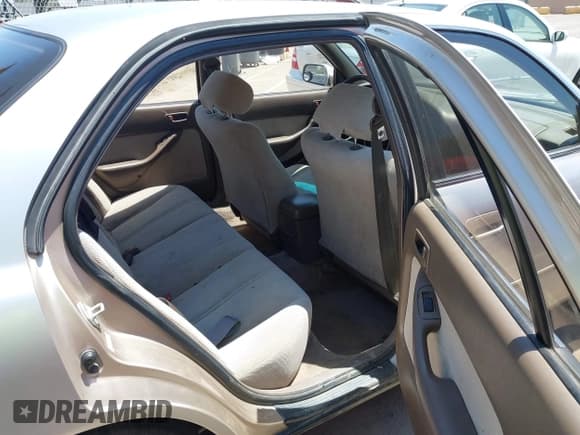 ✅ 1995 Toyota Camry LE • VIN: JT2SK12E0S0330606 • Lot: 42619849. Wystawiony na IAAI z przebiegiem 188 034 mil. Bezpłatny archiwum sprzedaży aukcyjnych z USA i szczegółowy raport historii pojazdu na DreamBid. Zdjęcie 8.