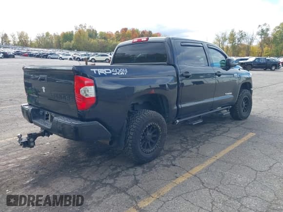 ✅ 2018 Toyota Tundra SR5 • VIN: 5TFDW5F1XJX740452 • Lot: 43523818. Wystawiony na IAAI z przebiegiem 98 882 mil. Bezpłatny archiwum sprzedaży aukcyjnych z USA i szczegółowy raport historii pojazdu na DreamBid. Zdjęcie 4.