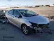 2017 Chevrolet Cruze LS z VIN 1G1BC5SM3H7275466, wystawiony jako Copart lot #63476122 z przebiegiem 77 886 mil mil oraz . Historia ofert i sprzedaży dostępna na DreamBid. Obrazek 1.