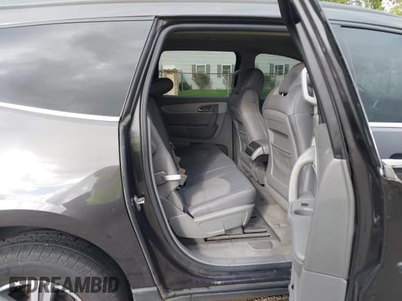 ✅ 2016 Chevrolet Traverse LT • VIN: 1GNKVGKD0GJ103756 • Lot: 43512000. Wystawiony na IAAI z przebiegiem 118 240 mil. Bezpłatny archiwum sprzedaży aukcyjnych z USA i szczegółowy raport historii pojazdu na DreamBid. Zdjęcie 8.