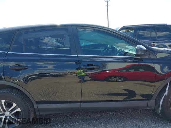 ✅ 2018 Toyota RAV4 LE • VIN: 2T3ZFREVXJW470869 • Lot: 43133197. Wystawiony na IAAI z przebiegiem 103 303 mil. Bezpłatny archiwum sprzedaży aukcyjnych z USA i szczegółowy raport historii pojazdu na DreamBid. Zdjęcie 13.