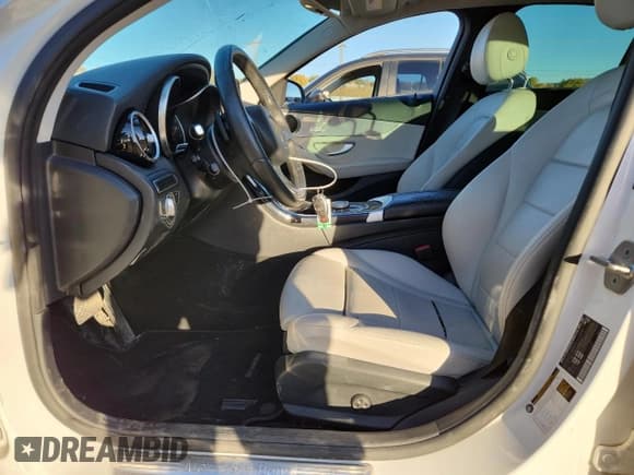 ✅ 2017 Mercedes-Benz C 300 • VIN: 55SWF4KB6HU226604 • Lot: 91829525. Wystawiony na Copart z przebiegiem 94 346 mil. Bezpłatny archiwum sprzedaży aukcyjnych z USA i szczegółowy raport historii pojazdu na DreamBid. Zdjęcie 7.