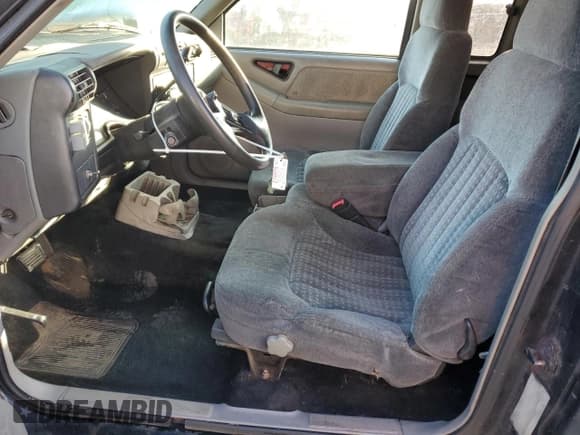 ✅ 1994 Chevrolet S-10 LS • VIN: 1GCCS19Z6R8207201 • Lot: 90338075. Wystawiony na Copart z przebiegiem 201 517 mil. Bezpłatny archiwum sprzedaży aukcyjnych z USA i szczegółowy raport historii pojazdu na DreamBid. Zdjęcie 7.