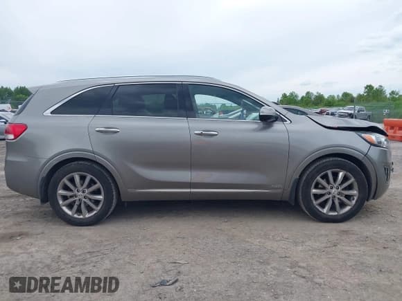 ✅ 2017 Kia Sorento SX • VIN: 5XYPKDA5XHG256694 • Lot: 42372975. Listed on IAAI with 164,815 mi. Free auction sales archive from the USA and detailed vehicle history report at DreamBid. Image 13.