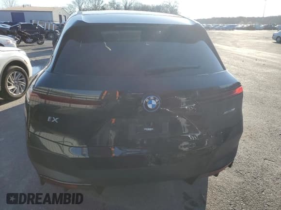 ✅ 2022 BMW iX xDrive50 • VIN: WB523CF09NCK46216 • Lot: 46918714. Wystawiony na Copart z przebiegiem 26 342 mil. Bezpłatny archiwum sprzedaży aukcyjnych z USA i szczegółowy raport historii pojazdu na DreamBid. Zdjęcie 6.