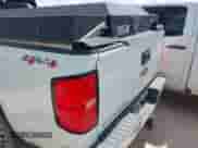 2017 Chevrolet Silverado 2500HD Work Truck z VIN 1GC2KUEG9HZ295302, wystawiony jako IAAI lot #43012648 z przebiegiem 173 469 mil mil oraz . Historia ofert i sprzedaży dostępna na DreamBid. Obrazek 3.