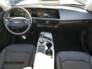 ✅ 2024 Kia EV6 Light Long Range • VIN: KNDC3DLC6R5219689 • Lot: 47835515. Wystawiony na Copart z przebiegiem 1 527 mil. Bezpłatny archiwum sprzedaży aukcyjnych z USA i szczegółowy raport historii pojazdu na DreamBid. Zdjęcie 8.