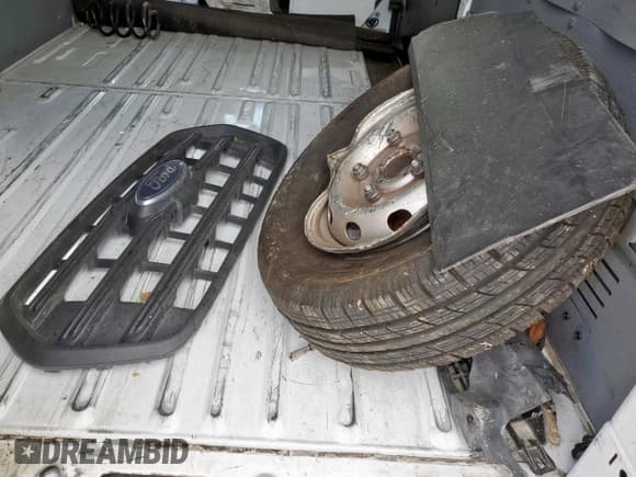 ✅ 2020 Ford Transit Cargo • VIN: 1FTYE1C85LKB80015 • Lot: 53082755. Wystawiony na Copart z przebiegiem Nie podano. Bezpłatny archiwum sprzedaży aukcyjnych z USA i szczegółowy raport historii pojazdu na DreamBid. Zdjęcie 14.