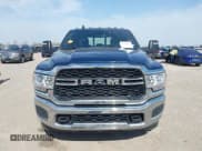 ✅ 2024 Ram 2500 Tradesman • VIN: 3C6UR5CL5RG238601 • Lot: 41743274. Wystawiony na IAAI z przebiegiem 8 083 mil. Bezpłatny archiwum sprzedaży aukcyjnych z USA i szczegółowy raport historii pojazdu na DreamBid. Zdjęcie 12.