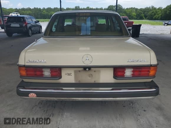 ✅ 1982 Mercedes-Benz 240 • VIN: WDBAB23A5CB334921 • Lot: 61423295. Wystawiony na Copart z przebiegiem 289 133 mil. Bezpłatny archiwum sprzedaży aukcyjnych z USA i szczegółowy raport historii pojazdu na DreamBid. Zdjęcie 6.
