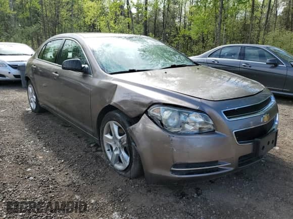 2010 Chevrolet Malibu 1LS z VIN 1G1ZB5E02AF262603, wystawiony jako Copart lot #57138915 z przebiegiem 128 992 mil mil oraz Szkoda całkowita • Salvage title. Historia ofert i sprzedaży dostępna na DreamBid. Obrazek 4.