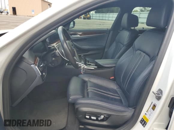 ✅ 2020 BMW 5 Series M550i xDrive • VIN: WBAJS7C08LBN96113 • Lot: 67542905. Wystawiony na Copart z przebiegiem 50 205 mil. Bezpłatny archiwum sprzedaży aukcyjnych z USA i szczegółowy raport historii pojazdu na DreamBid. Zdjęcie 7.