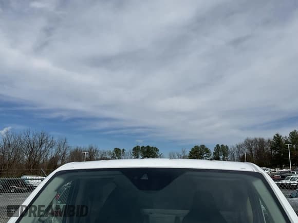 ✅ 2018 Ford Transit • VIN: 1FTYE1YM4JKB11206 • Lot: 42239936. Wystawiony na IAAI z przebiegiem 196 990 mil. Bezpłatny archiwum sprzedaży aukcyjnych z USA i szczegółowy raport historii pojazdu na DreamBid. Zdjęcie 1.