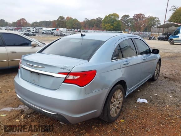 ✅ 2014 Chrysler 200 LX • VIN: 1C3CCBAB4EN143189 • Lot: 43635991. Listed on IAAI with 164,598 mi. Free auction sales archive from the USA and detailed vehicle history report at DreamBid. Image 4.