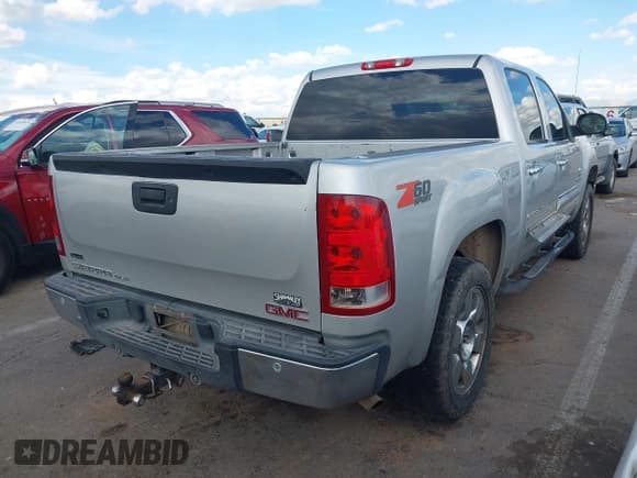 ✅ 2011 GMC Sierra 1500 SLE • VIN: 3GTP1VE01BG177608 • Lot: 43384343. Wystawiony na IAAI z przebiegiem 306 861 mil. Bezpłatny archiwum sprzedaży aukcyjnych z USA i szczegółowy raport historii pojazdu na DreamBid. Zdjęcie 4.