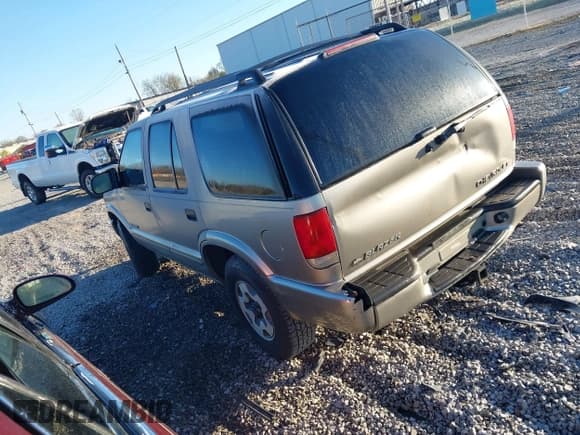 ✅ 2002 Chevrolet Blazer LS • VIN: 1GNDT13W02K130566 • Lot: 41795498. Wystawiony na IAAI z przebiegiem 254 212 mil. Bezpłatny archiwum sprzedaży aukcyjnych z USA i szczegółowy raport historii pojazdu na DreamBid. Zdjęcie 3.