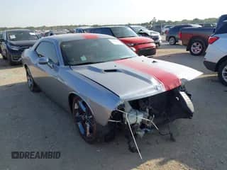 2014 Dodge Challenger SXT z VIN 2C3CDYAG3EH141115, wystawiony jako IAAI lot #43092764 z przebiegiem 74 131 mil mil oraz . Historia ofert i sprzedaży dostępna na DreamBid. Obrazek 1.