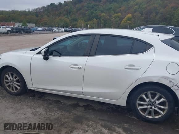 ✅ 2014 Mazda 3 i Touring • VIN: JM1BM1L75E1205360 • Lot: 43448601. Wystawiony na IAAI z przebiegiem 146 703 mil. Bezpłatny archiwum sprzedaży aukcyjnych z USA i szczegółowy raport historii pojazdu na DreamBid. Zdjęcie 6.