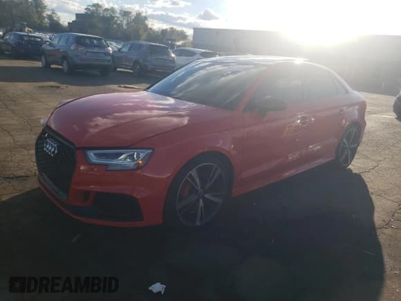 ✅ 2018 Audi RS 3 • VIN: WUABWGFF6J1901920 • Lot: 87127925. Wystawiony na Copart z przebiegiem 96 993 mil. Bezpłatny archiwum sprzedaży aukcyjnych z USA i szczegółowy raport historii pojazdu na DreamBid. Zdjęcie 1.