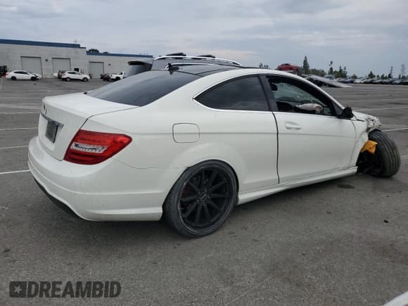 ✅ 2012 Mercedes-Benz C 250 • VIN: WDDGJ4HB2CF793396 • Lot: 81159835. Wystawiony na Copart z przebiegiem 112 406 mil. Bezpłatny archiwum sprzedaży aukcyjnych z USA i szczegółowy raport historii pojazdu na DreamBid. Zdjęcie 3.