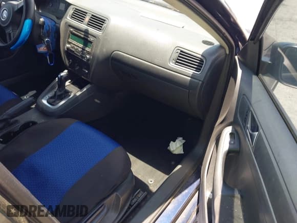 ✅ 2012 Volkswagen Jetta S • VIN: 3VW2K7AJ1CM405155 • Lot: 42563571. Wystawiony na IAAI z przebiegiem 129 221 mil. Bezpłatny archiwum sprzedaży aukcyjnych z USA i szczegółowy raport historii pojazdu na DreamBid. Zdjęcie 5.