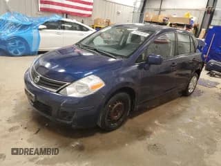 ✅ 2010 Nissan Versa S • VIN: 3N1BC1AP6AL425912 • Lot: 81951615. Wystawiony na Copart z przebiegiem 157 512 mil. Bezpłatny archiwum sprzedaży aukcyjnych z USA i szczegółowy raport historii pojazdu na DreamBid. Zdjęcie 1.