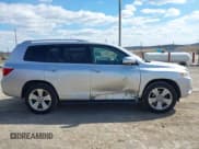 ✅ 2010 Toyota Highlander Limited • VIN: 5TDDK3EH3AS030488 • Lot: 41695234. Wystawiony na IAAI z przebiegiem 204 046 mil. Bezpłatny archiwum sprzedaży aukcyjnych z USA i szczegółowy raport historii pojazdu na DreamBid. Zdjęcie 13.