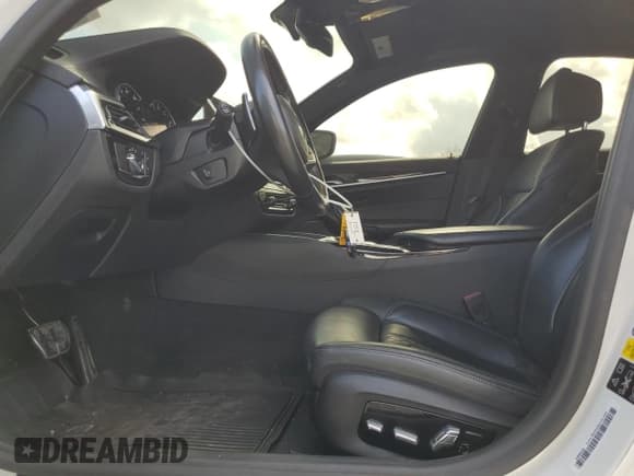 ✅ 2018 BMW 5 Series M550i xDrive • VIN: WBAJB9C53JB034866 • Лот: 68623265. Опубликован ранее на Copart с пробегом 88 967 миль. Бесплатный доступ к архиву аукционных продаж из США и подробный отчёт об истории автомобиля на DreamBid. Изображение 7.