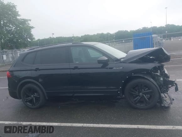 ✅ 2024 Volkswagen Tiguan SE R-Line Black • VIN: 3VV8B7AX4RM048758 • Lot: 42523725. Wystawiony na IAAI z przebiegiem 14 415 mil. Bezpłatny archiwum sprzedaży aukcyjnych z USA i szczegółowy raport historii pojazdu na DreamBid. Zdjęcie 13.
