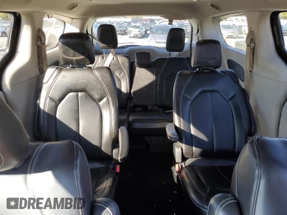 ✅ 2020 Chrysler Voyager LXi • VIN: 2C4RC1DG1LR144694 • Лот: 82588575. Опубликован ранее на Copart с пробегом 102 112 миль. Бесплатный доступ к архиву аукционных продаж из США и подробный отчёт об истории автомобиля на DreamBid. Изображение 10.