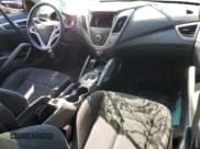 ✅ 2017 Hyundai Veloster • VIN: KMHTC6AD7HU320831 • Lot: 60431564. Wystawiony na Copart z przebiegiem 110 968 mil. Bezpłatny archiwum sprzedaży aukcyjnych z USA i szczegółowy raport historii pojazdu na DreamBid. Zdjęcie 8.