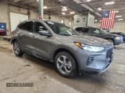 ✅ 2025 Ford Escape ST-Line Select • VIN: 1FMCU9NZ7SUA45585 • Lot: 65770245. Wystawiony na Copart z przebiegiem 5 368 mil. Bezpłatny archiwum sprzedaży aukcyjnych z USA i szczegółowy raport historii pojazdu na DreamBid. Zdjęcie 4.