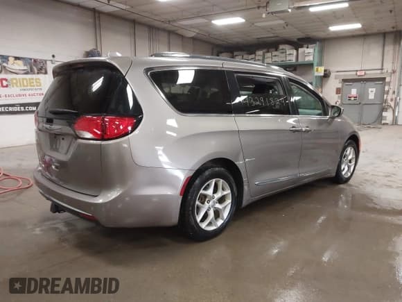 ✅ 2018 Chrysler Pacifica Touring L • VIN: 2C4RC1BG0JR321011 • Lot: 43291829. Wystawiony na IAAI z przebiegiem 79 540 mil. Bezpłatny archiwum sprzedaży aukcyjnych z USA i szczegółowy raport historii pojazdu na DreamBid. Zdjęcie 4.