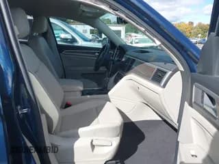 ✅ 2019 Volkswagen Atlas SE • VIN: 1V2WR2CA0KC581869 • Lot: 43576471. Wystawiony na IAAI z przebiegiem 82 013 mil. Bezpłatny archiwum sprzedaży aukcyjnych z USA i szczegółowy raport historii pojazdu na DreamBid. Zdjęcie 5.
