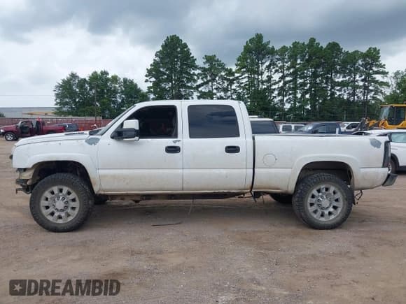 ✅ 2006 Chevrolet Silverado 2500HD LT3 • VIN: 1GCHK23D86F237137 • Lot: 42654117. Wystawiony na IAAI z przebiegiem Nie podano. Bezpłatny archiwum sprzedaży aukcyjnych z USA i szczegółowy raport historii pojazdu na DreamBid. Zdjęcie 14.