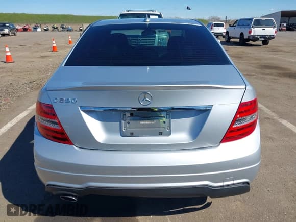 ✅ 2013 Mercedes-Benz C 250 Sport • VIN: WDDGF4HB9DA873732 • Lot: 41755981. Wystawiony na IAAI z przebiegiem 82 181 mil. Bezpłatny archiwum sprzedaży aukcyjnych z USA i szczegółowy raport historii pojazdu na DreamBid. Zdjęcie 16.