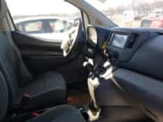 ✅ 2020 Nissan NV200 SV • VIN: 3N6CM0KN4LK697774 • Lot: 43912848. Wystawiony na IAAI z przebiegiem 102 848 mil. Bezpłatny archiwum sprzedaży aukcyjnych z USA i szczegółowy raport historii pojazdu na DreamBid. Zdjęcie 5.