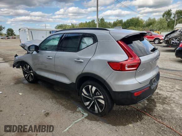 ✅ 2024 Volvo XC40 Ultimate Dark Theme • VIN: YV4L12UM5R2301610 • Лот: 71741675. Опубликован ранее на Copart с пробегом Не указан. Бесплатный доступ к архиву аукционных продаж из США и подробный отчёт об истории автомобиля на DreamBid. Изображение 2.