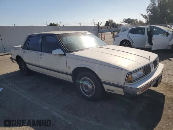 ✅ 1988 Oldsmobile 88 • VIN: 1G3HY54C6J1800245 • Lot: 80117064. Wystawiony na Copart z przebiegiem 48 621 mil. Bezpłatny archiwum sprzedaży aukcyjnych z USA i szczegółowy raport historii pojazdu na DreamBid. Zdjęcie 4.