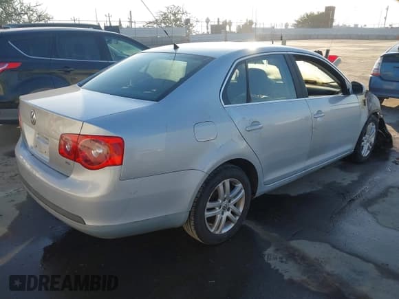 ✅ 2007 Volkswagen Jetta Wolfsburg Edition • VIN: 3VWEG71K17M064045 • Лот: 43838112. Опубликован ранее на IAAI с пробегом Не указан. Бесплатный доступ к архиву аукционных продаж из США и подробный отчёт об истории автомобиля на DreamBid. Изображение 4.