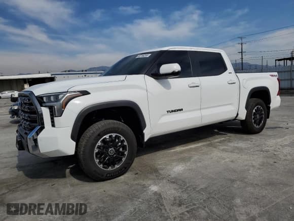 ✅ 2024 Toyota Tundra SR5 • VIN: 5TFLA5DB5RX181538 • Лот: 48746255. Опубликован ранее на Copart с пробегом 10 695 миль. Бесплатный доступ к архиву аукционных продаж из США и подробный отчёт об истории автомобиля на DreamBid. Изображение 1.